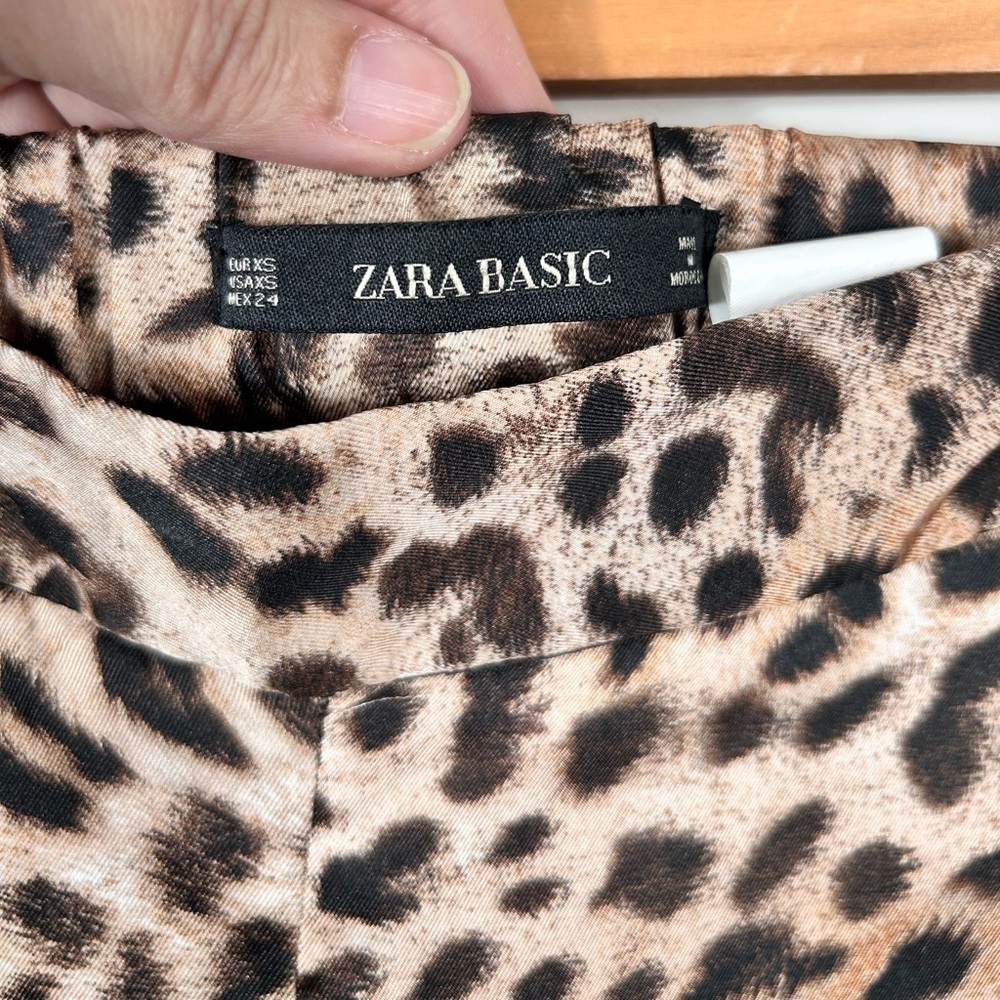 🚨SALE- Zara leopard satin pants, size 24, straight leg, flowy Streetwear Chic - Picture 3 of 8